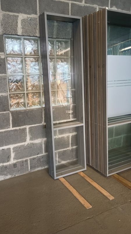 Flushfront glassvegger grå