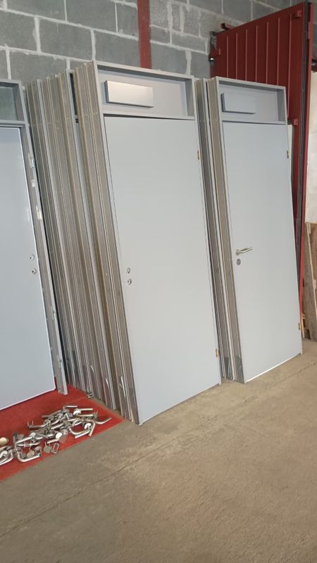 Flushfront glassvegger grå
