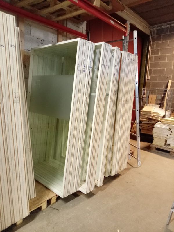 Helglassvegger Høyde: 2160mm med heltrekarm 6mm herdet sikkerhetsglass.