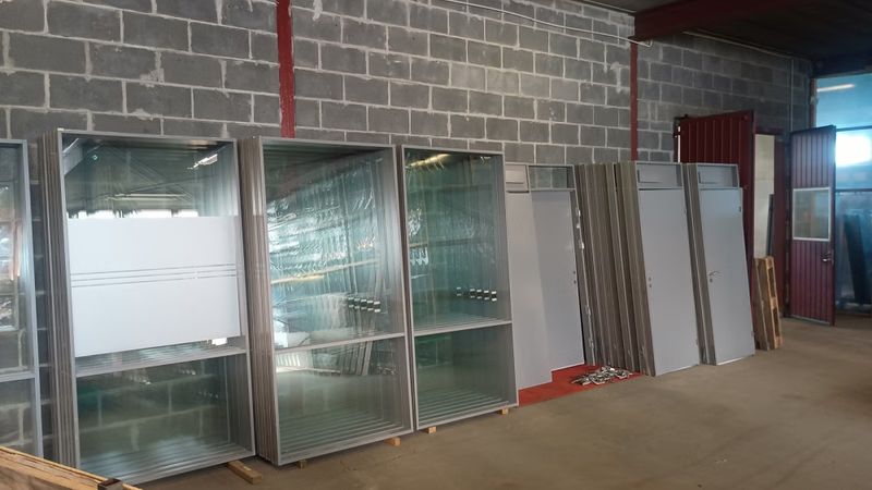 Flushfront glassvegger grå